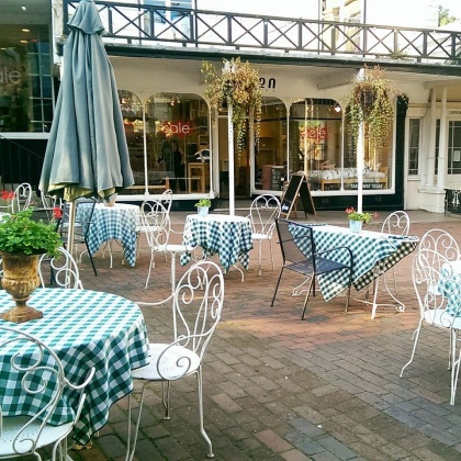 Gastronomia G - Outside seating, when the weather is nice!